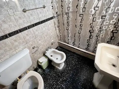 Casa 5 ambientes con 3 baños