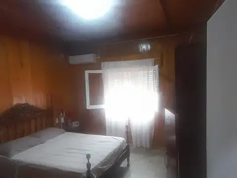 Casa con dos dormitorios, cocina, comedor, baño