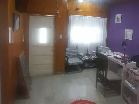 Casa con dos dormitorios, cocina, comedor, baño
