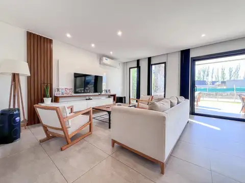 Casa en Venta con 2 cocheras