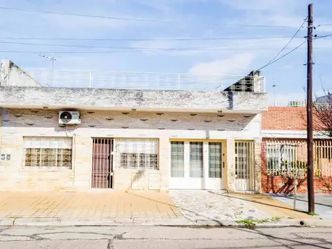 VENTA DE CASA DE 5 AMB CON COCHERA JARDIN Y PILETA