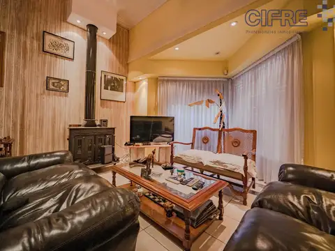 Casa en Villa Pueyrredon 5 Ambientes, Cochera, Jardín y Pileta.