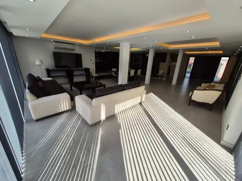 Chalet de estilo moderno en venta en Parque Luro.