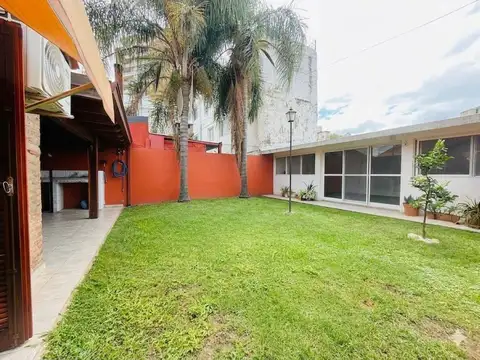 Casa 8 ambientes con 2 baños