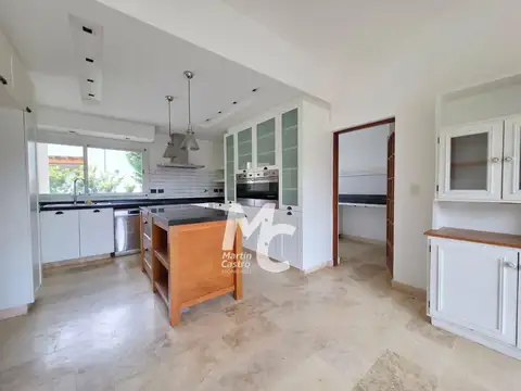 Casa 6 ambientes con 4 baños