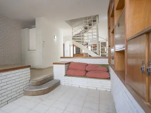 Casa 7 ambientes con 2 baños
