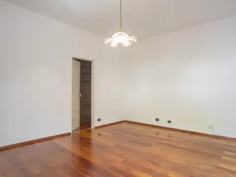 Casa 7 ambientes con 2 baños