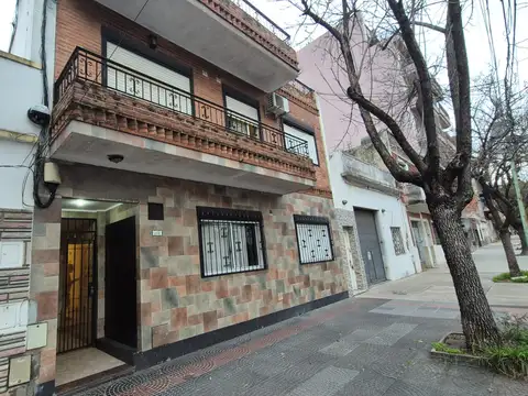 4 AMB AL FRENTE CON BALCON Y PEQUEÑO PATIO - 25 AÑOS DE CONSTRUIDO !