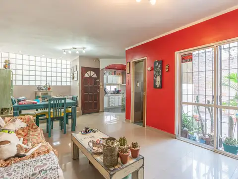 Casa - Reciclada a nuevo - Cochera p 2 autos - Terraza con qincho