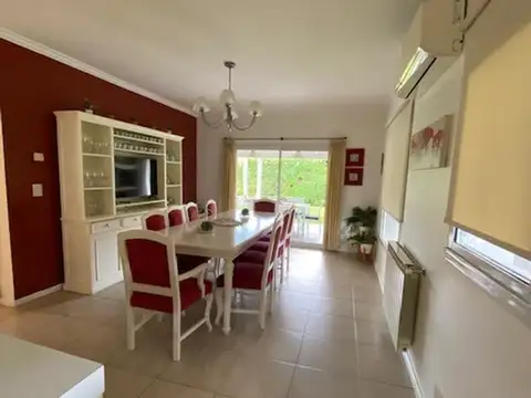 Casa 5 ambientes con 4 baños