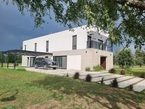 Casa en Venta con 3 cocheras