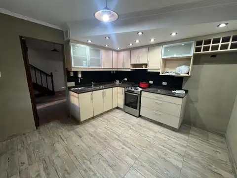 Casa 6 ambientes con 2 baños