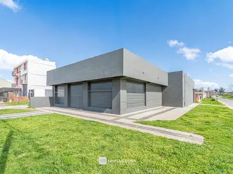 Venta - Gran Local Comercial sobre Av. Fortunato de la Plaza esq. Udine