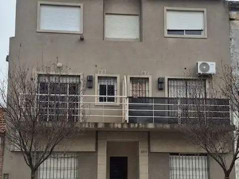 Departamento 2 ambientes tipo casa,  Planta baja al frente c/ patio,  reciclado a nuevo, baño completo, dormitorio