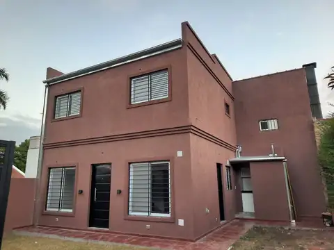 Casa en Alquiler con 1 cochera