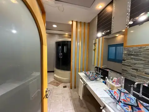 Casa 7 ambientes con 2 baños