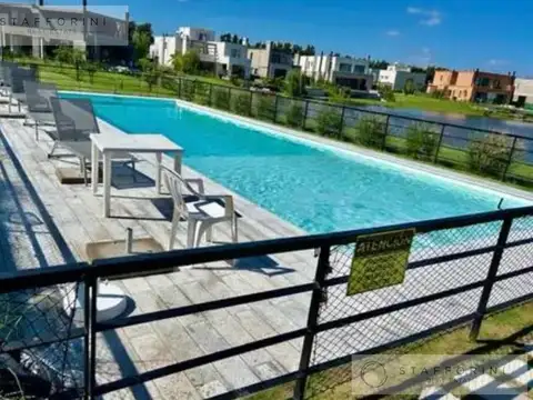 Casa en Venta con 4 cocheras