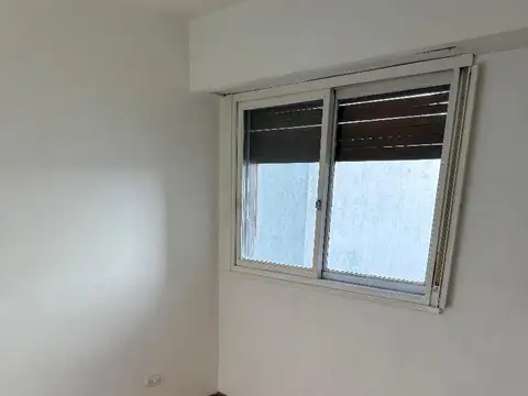 Depto 3 amb, frente, balcon, muy luminoso, baño y toilette, lavadero independiente, gran cocina.