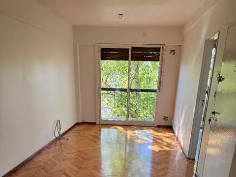 Depto 3 amb, frente, balcon, muy luminoso, baño y toilette, lavadero independiente, gran cocina.