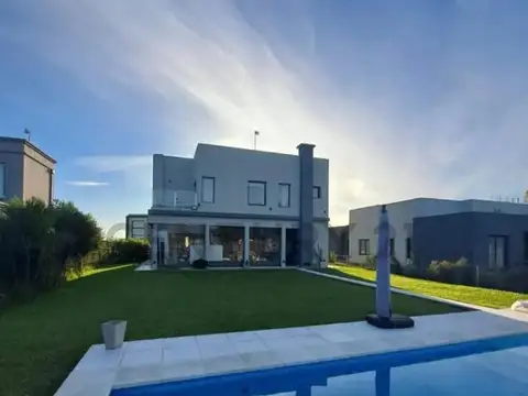 Casa de dos plantas en venta en San Felipe Canning