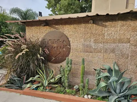 Chacra de tres dormitorios, con gran jardin arbolado, quincho y piletas.