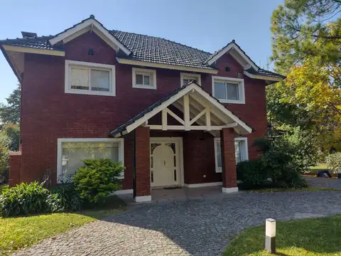 Excelente casa en Country Golfers en dos plantas, muy comoda, impecable