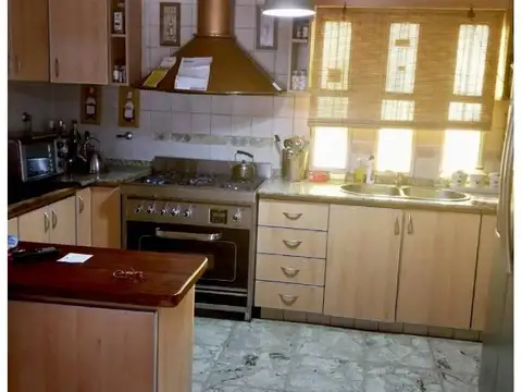 Excelente casa en 2 plantas 180 m2 cub sobre lote 8,66 x 35,