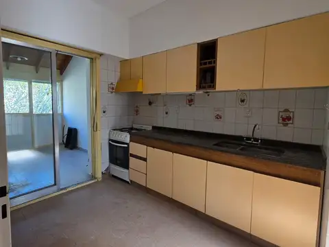 Departamento 6 ambientes con 2 baños