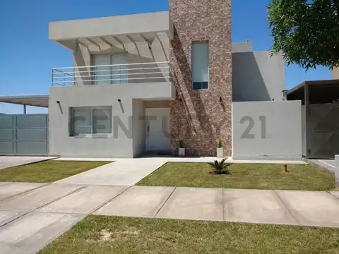 EXCEPCIONAL CASA EN BARRIO LA BASTILLA. APTA CRÉDITO! EN BOULEVARD PRINCIPAL! ID: 360018
