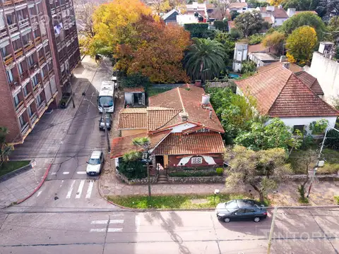 Venta Casa 5amb con Parque y Pileta Castelar Centro