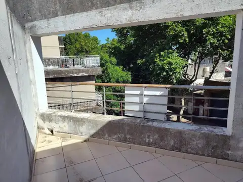 Amplio Monoambiente con dormitorio separado y balcon terraza