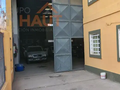 Venta de Galpón 200 M2 + 3 Dptos de 50 M2