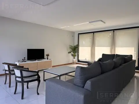 Casa en Alquiler con 2 cocheras