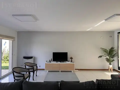 Casa 5 ambientes con 4 baños