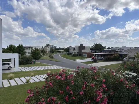 Casa en alquiler de 5 ambientes con jardín y pileta en Haras Santa María, Loma Verde