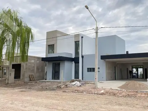 Casa Gerencial  en Barrio Santa Angela III, Centenario