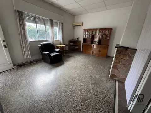 Casa 8 ambientes con 2 baños