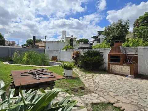 Venta Casa 3 amb con gran Jardín y Garaje en Esquiu y Juramento, Carapachay