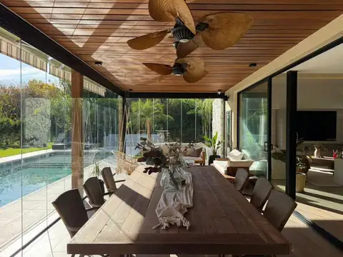 Casa en Venta con 3 cocheras