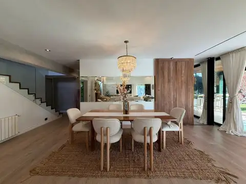Casa 8 ambientes con 5 baños