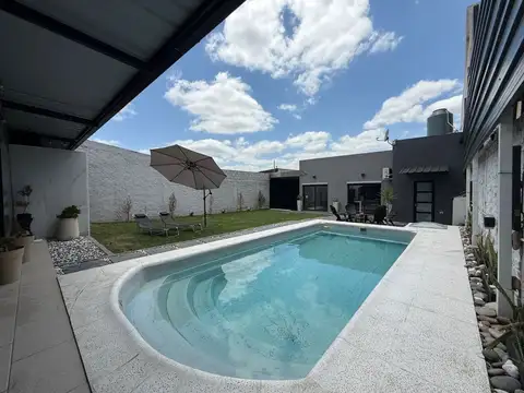 CASA EN VENTA 2 AMBIENTES CON PATIO Y PILETA GLEW