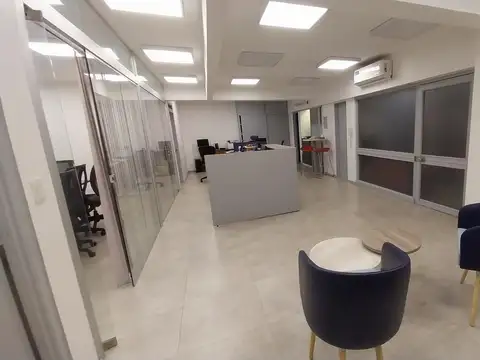 Oficina al frente en excelente ubicación, refaccionada a nuevo, impecable.