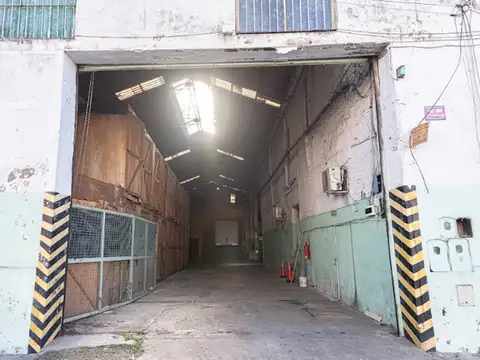 Galpón / Depósito 1700 m2 con entrada para camión y balanza . Lamadrid 250 Avellaneda