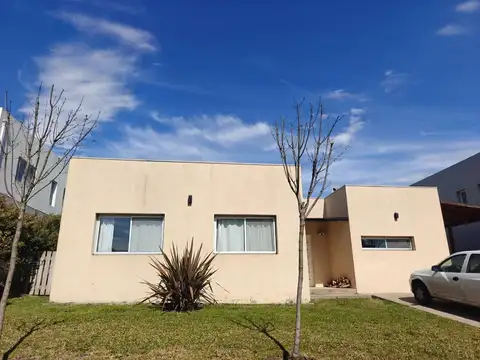 Casa en Venta con 4 cocheras