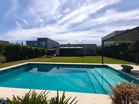 Casa 4 ambientes con 3 baños