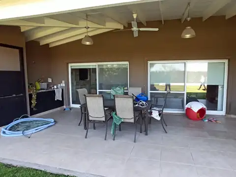 Casa en barrio Santa Barbara