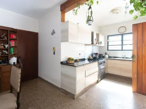 Casa 6 ambientes con 4 baños