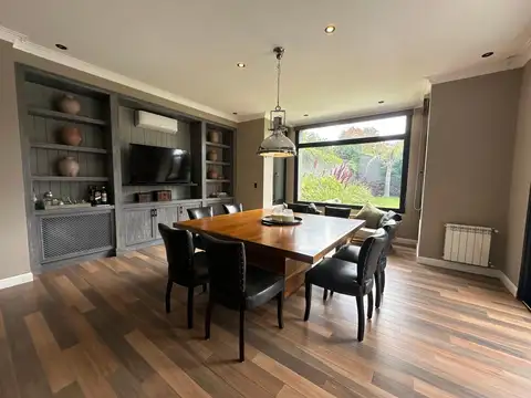 Casa en Venta con 2 cocheras