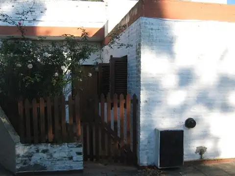 EN MUY BUENA UBICACIÓN, CASA EN P.H. DE 3 DORMITORIOS EN P.B., BAÑO, TOIL Y GARAGE