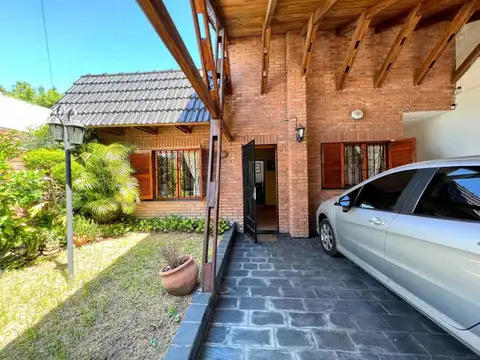 Casa al frente con cochera doble y jardín, tres dormitorios, patio, terraza con quincho y parrillero